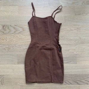 Brun jeansklänning - H&M - Helt oanvänd jeansklänning ifrån H&M 😊 storlek 32