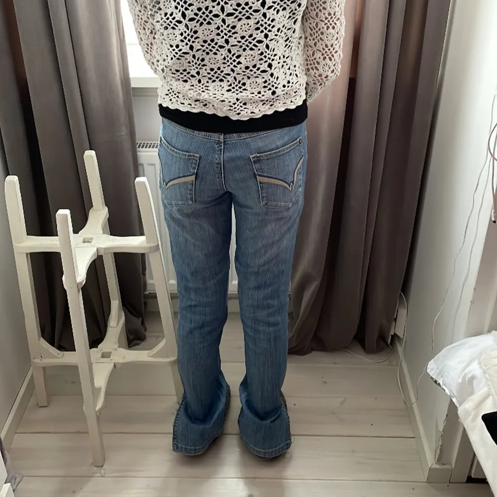 Lågmidjade jeans från flash,storlek 31,”modellen” på bilden är 158 som referens,skriv för mer info💕. Jeans & Byxor.