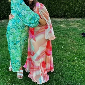 Ginatricot långklänning  - Säljer nu denna jättesöta v-ringade långklänning från Gina-tricot som användes på midsommar i år! Mycket skönt, luftigt tyg som passar bra för varma dagar. Inga defekter eller liknande. 🙌❤️