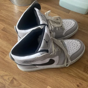 air jordan mid light smoke - Säljer nu min väns jordans då hon inte använder dom längre! De är i bra skick men jag hade rekommenderat att byta snörena bara, kartongen finns tyvärr inte kvar! 