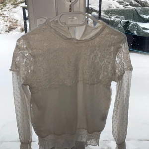 Långärmad spets tröja  - Helt okej skick 