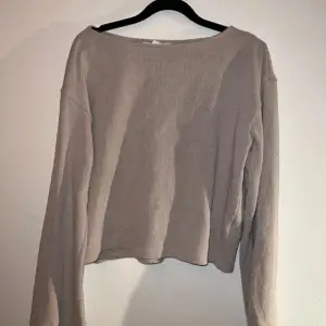 En beige tröja från H&M som tyvärr inte kommer till användning. Den är vid i ärmarna!♥️ Storlek: S ♥️♥️♥️