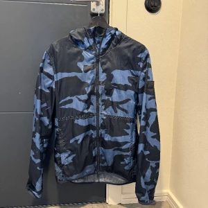 Whoolrich vindjacka  - Säljer denna sällsynta whoolrich jackan för billigt pris, den har ett litet hål vid dragkedjan som går att laga men har inte orkat att lämna in den. Skriv vid eventuella frågor! 🔥🔥🔥