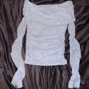 Of shoulder top  - En ljusblå finare of shoulder top från Gina Tricot♥️ Storlek: S ♥️♥️♥️