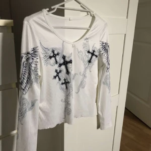 Y2k tröja - En snygg långärmad vit tröja med tryck på. Den är även klippt längst ner.