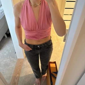 Rosa satintopp - Säljer en rosa satintopp från Bikbok i storlek M. Man knyter den i nacken och knäpper den bak i ryggen. ☺️ 70kr+frakt