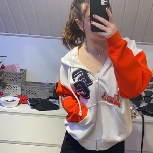Zip hoddie  - En cool zip hoddie som är helt ny jätte bra skick, riktigt fet färg och jätte varm och gosig 