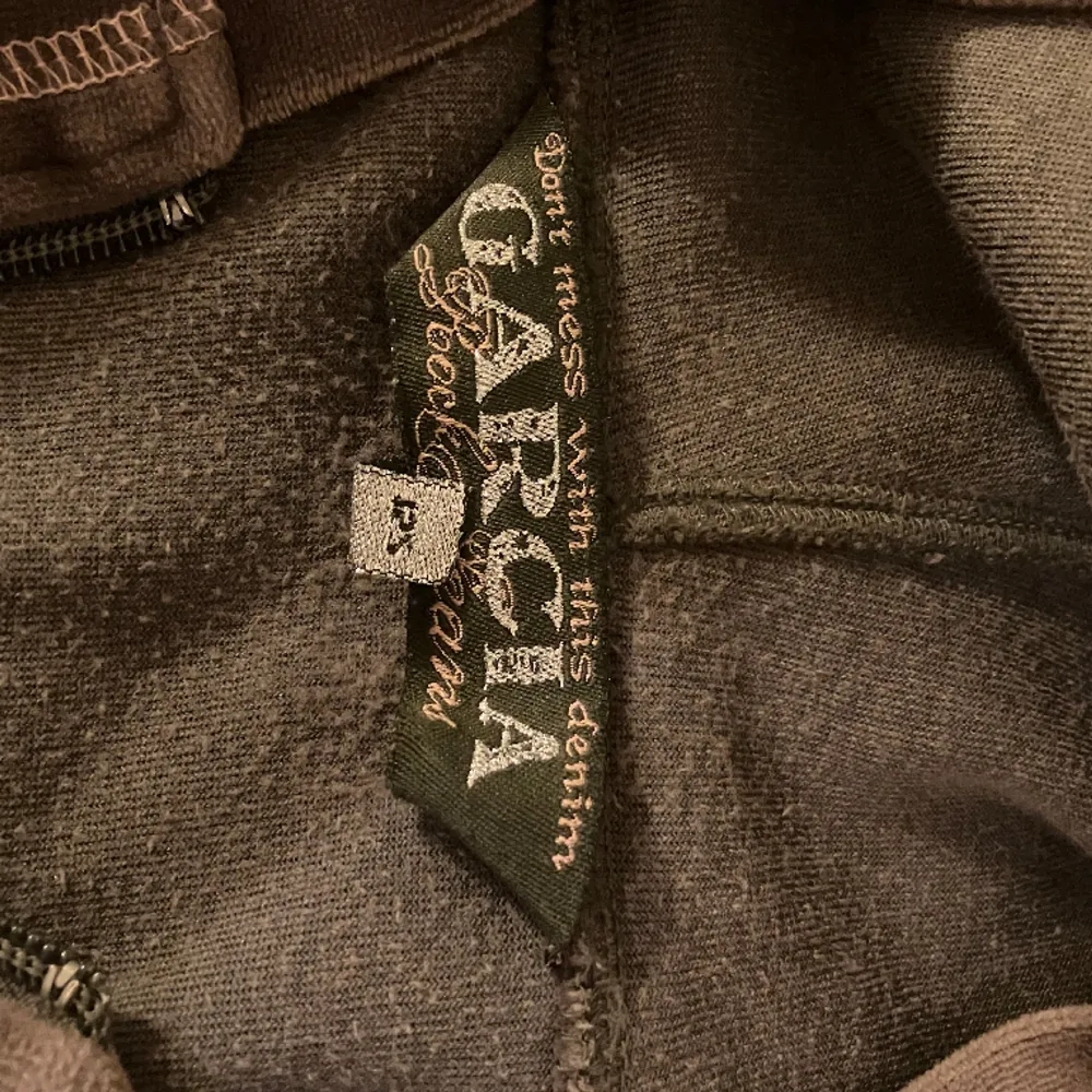Jättesnygg zip-up tröja från Garcia med luva. Köpt secondhand men är i bra skick. Den är egentligen för barn och därför är storleken 125, men jag brukar ha XS på kläder och tycker att det passar fint ❤️. Tröjor & Koftor.