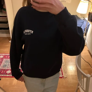 Mörkblå collegetröja  - En mörkblå collegetröja köpt på Gina Tricot. Har använts få gånger och har ganska så nyskick ❤️