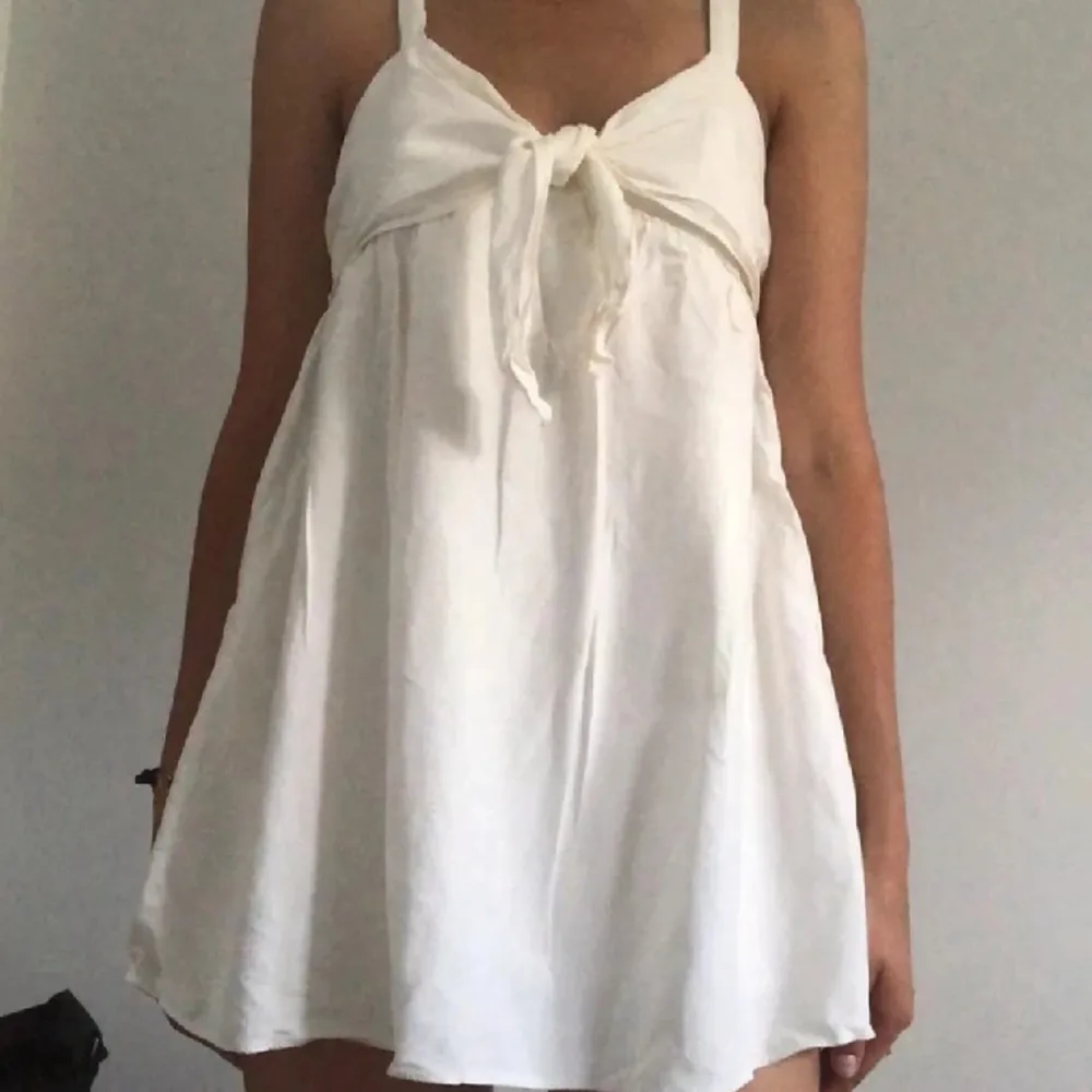 Jätte fin vit klänning från zara🤍 står storlek M på lappen men sitter mer som en S 🤍. Klänningar.