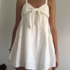 Jätte fin vit klänning från zara🤍 står storlek M på lappen men sitter mer som en S 🤍