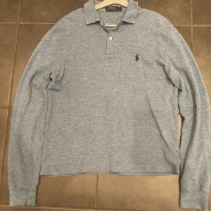 Ralph lauren Piké långärmad  - Nyskick, säljs då den är lite för liten. 