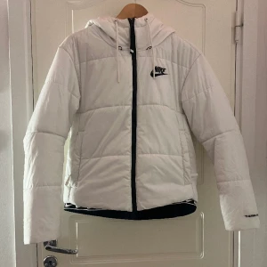 Vit Nike jacka  - Säljer nu min super fina allvädersjavka till ett bra pris i jätte fint skick använd få gånger och är perfekt till hösten/vintern men går lika bra att ha på våren ny pris 1 300 kr