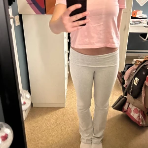 Yoga pants - Intressekoll på mina yoga pants från Brandy Melville. Köpta för cirka 250 kr. Har sytt upp de så att de ska passa mig som är 163! Har tyvärr inte kommit till så mycket användning..❤️‍🔥