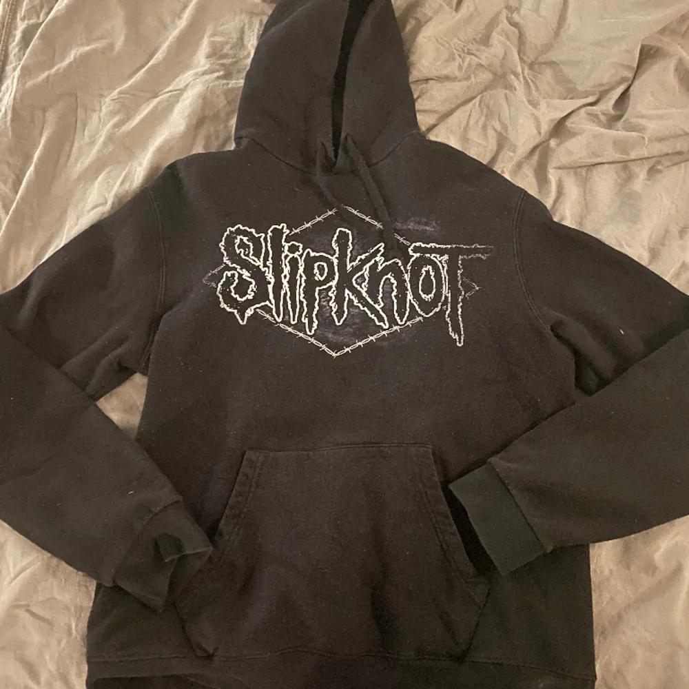 Säljer min Slipknot hoodie då den inte längre iommer till användning :) . Hoodies.