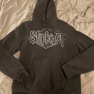 Säljer min Slipknot hoodie då den inte längre iommer till användning :) 
