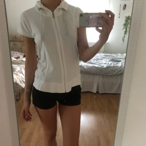 Kortärmad zip up tröja - Vit kortärmad zipup tröja/träningströja🤍