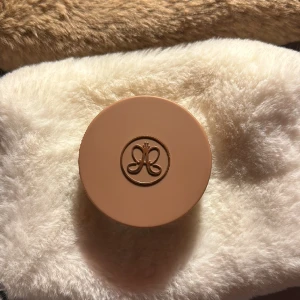 Anastasia Bronzer Sun Kissed - Anastasia Beverly Hills Cream Bronzer Sun Kissed.  Köpte fel färg på den här bronzern, så den är i princip ny. Har bara använt lite. Köptes för 355 kr, säljer för 266kr.