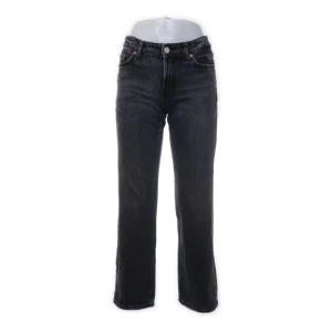 Zara jeans - Storlek 34, säljer för dom är försmå för mig och för korta. Passar bättre på någon som är runt 160cm lång. 🫶🏽 Färgen är lite svart/grå. 
