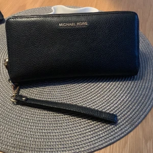 Michael kors plånbok/clutch - Michael kors plånbok/clutch. Äkta och många fack. Lite sliten se bild 3❤️
