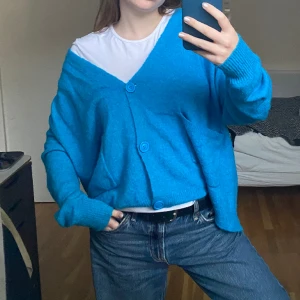 Blå kofta - Säljer en supersnygg blå och varm kofta från Lindex. Perfekt nu till vinerna!