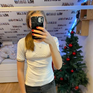 Zara t-shirt - Säljer min vita Zara kortärmade med fina avslutningar på ärmarna, har använd tröjan ca 3 gånger alltså är den i väldigt bra skick, nypris är 170kr