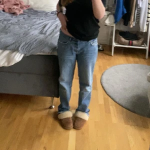 Låg midjade jeans  - Jättefina lågmidjade jeans köpt på Gina Tricot. Sparsamt använt. Inga defekter 🫶🏻
