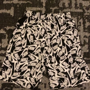 Nike shorts - Shortsen är ganska långa så de passar även mig som är 180cm. Bra skick, inga skador och har enbart används ett fåtal gånger.