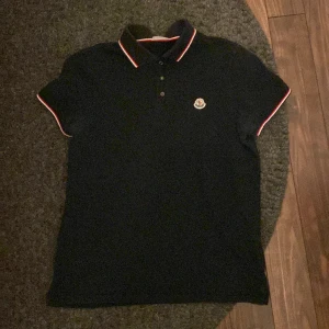 Monclear pike - Säljer en monclear pike i bra skick. Äkta såklart, säljer den för bra pris. Kan gå ner i pris för en snabb affär