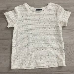 Zara topp - Säljer min topp från zara då den inte kommer till använding längre🤍