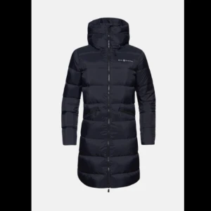 Sail racing jacka mid lång  - Säljer min väldigt fina SAil racing jacka då den inte passade mig i storlek. Jag har använt den två gånger💞Jackan är i ny skick och väldigt fin💞jackan är mid längd. Ny pris 4000kr💞 Kan gå ner i pris vid snabb affär🫶💞