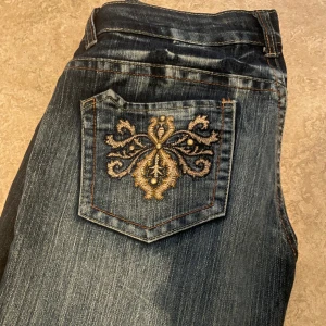 Straight low waist jeans - Jätte snygga low waist jeans som är köpta från plick. Säljer pga jag inte använder de längre. De ör storlek XL men sitter som S