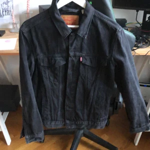 Levis Jeansjacka, svart, Size: M - Bra skick, tvättad en gång