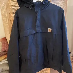 Carhartt vinterjacka 3/4 zip i använt skick. Size medium. Jackan är mörkblå.