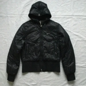 Nike jacka  - Bilder från förra säljaren, så snygg och unik jacka från Nike i jättebra skick! Passar S/M