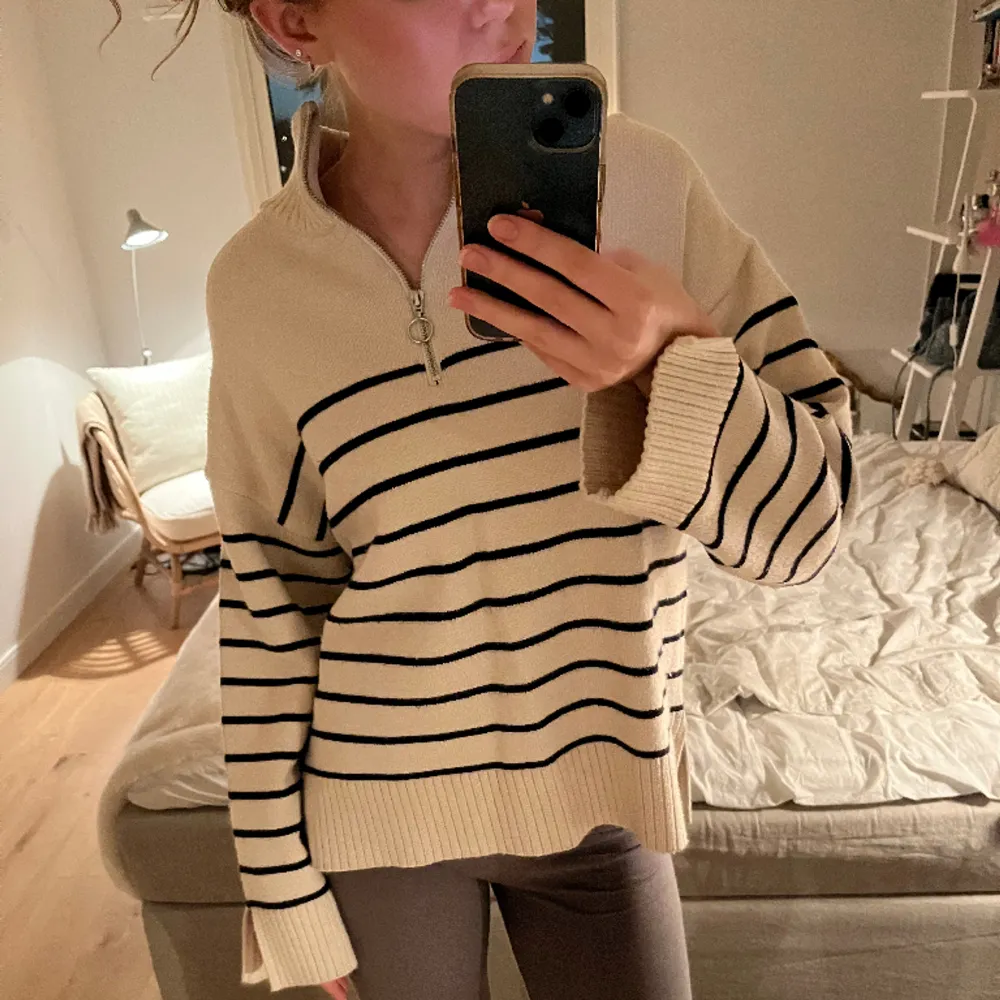 Så skönt och lyxigt material. Köpt på zara för kanske 2 år sedan för ca 500kr, använd fåtal gånger. Beige med svarta ränder och så fin slits vid händerna. Passar s-L beroende på hur man vill att den ska sitta 💞💞. Tröjor & Koftor.