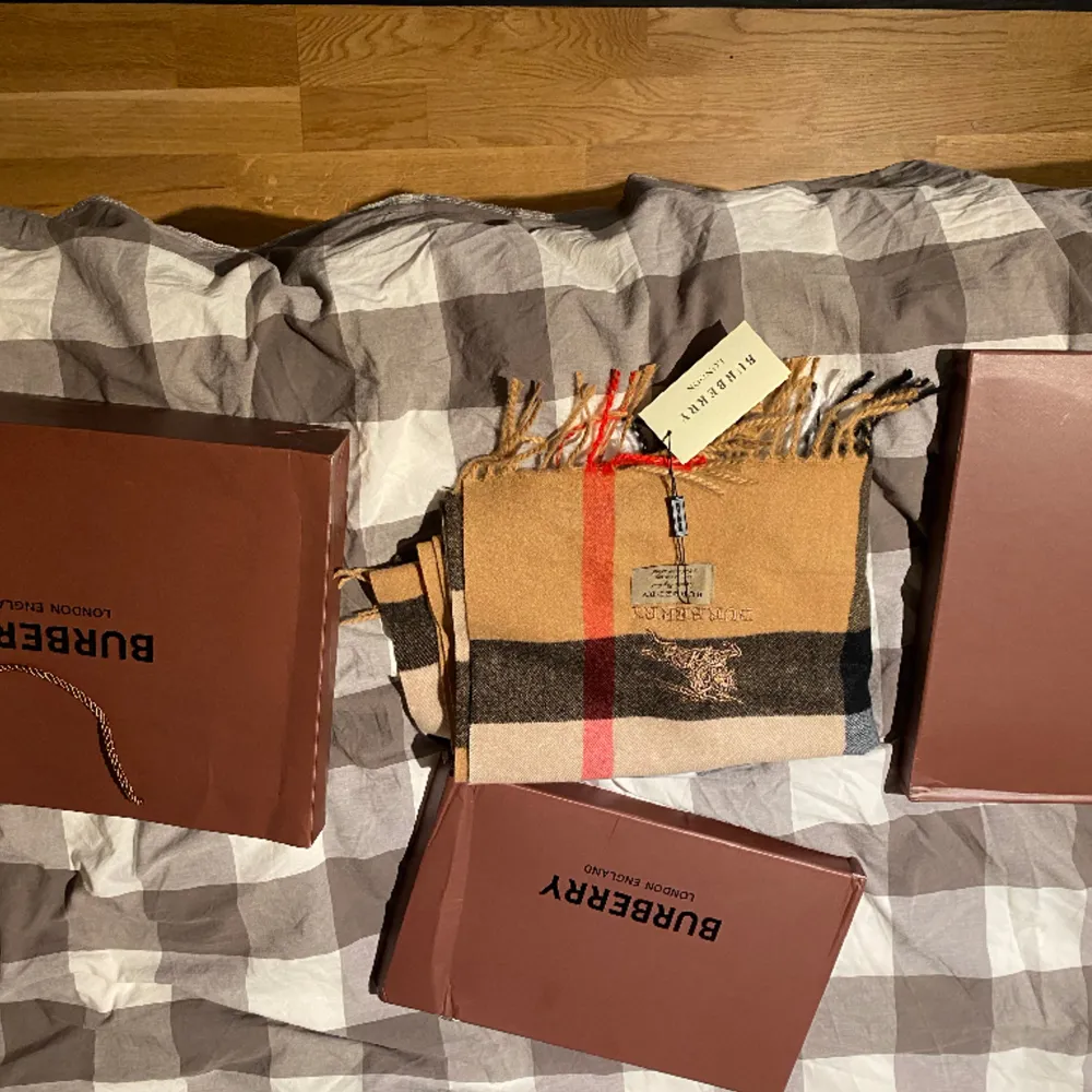 Säljer en burberry halsduk en skit fin . Accessoarer.