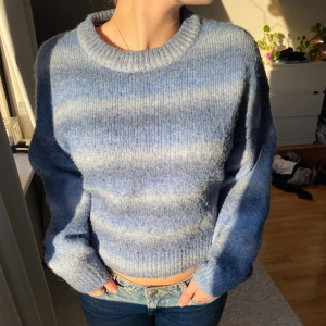 Blå stickad tröja  - Blå stickad tröja i olika nyanser. Från H&M i storlek S!