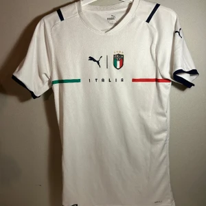 Italien fotbollströja  - Riktigt fin forbollströja som knappt är använd Storlek XS Vid minsta fråga är det bara att PM mig!!!! Mvh Vincent 