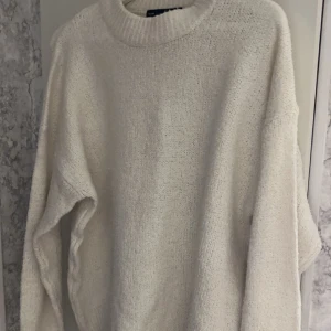 Stickad tröja - En vit stickad tröja från Lager. Bra skick.