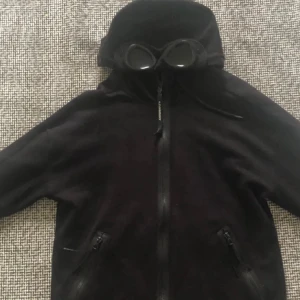 Cp company hoodie - Hej säljer min cp company hoodie eftersom jag har tröttnat på den, den är i mycket bra skick har bara tagit ut snörena på den eftersom jag tyckte att de var fetare men dom med kommer vid köp, kvitto, tags och allt finns// Wilhelm