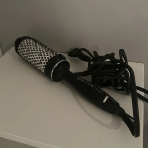 Björn axen värmeborste - Säljer min björnaxen värmeborste 45mm då den inte kommer till använding . Köpt för 500, pris kan diskuteras 