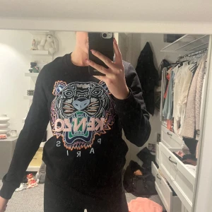 Kenzo tröja - Fint skick, endast använd några gånger. Kommer inte till användning. Liten i storlek. Nypris: 2000kr