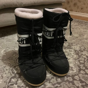 Moon Boots - Moon boots köpta för två år sen, men endast använd 1 vinter!! Skicket är som bilderna visar. Säljer billigt för att jag inte använder längre. Passar mig bra som har strl 37. 