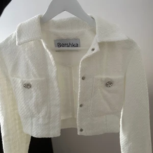 Jacka  - En jätte söt jacka med fina detaljer i stl XS, jackan är lite kortare i modellen