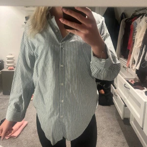 Skjorta  - Turkos/vit skjorta från Vero Moda. Aldrig använd.