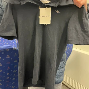 Gant pike - Tja, nu säljer jag min sjukt fina och stilrena gant pike för ett sjukt bra pris ny pris runt 500kr jag säljer den för halva priset frakt ingår ej i priset!!!!! Kontakta mig om ni vill köpa var inte rädd att fråga🦋🦋🦋 