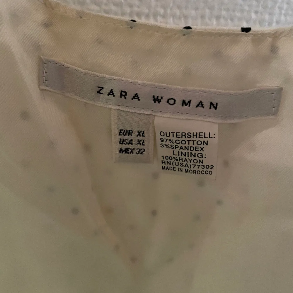 Prickig klänning från Zara Woman. Klänningar.