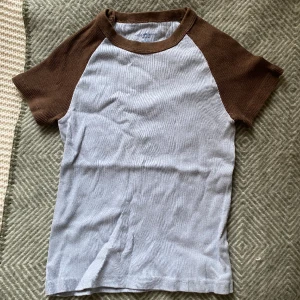 Brandy Melville topp  - Jätte fin tröja från brandy melville! 🎀 Endast använd några fåtal gånger och i bra skick! ☺️ 