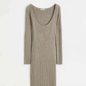 H&M klänning  - Ribbstickad klänning i nyskick från H&M, aldrig använts. Nypris var 399kr 